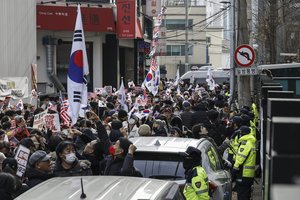 Nušalintas Pietų Korėjos prezidentas atvyko į teismo posėdį dėl sulaikymo