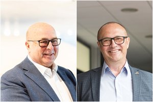 V. Matijošaitis Druskininkų merą R. Malinauską apdovanojo „Laisvės kario“ statulėle