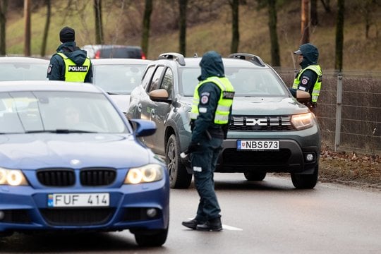  Vilniuje, Laisvės prospekte ir kitose vietose šeštadienį nuo pietų ik vakaro buvo surengti masiniai policijos reidai, kurių metu buvo tikrinamas vairuotojų blaivumas, nustatinėjama, ar jie nepadarė kitų pažeidimų (nuotr. reido momentas). 