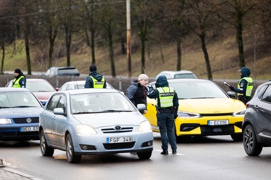  Vilniuje, Laisvės prospekte ir kitose vietose šeštadienį nuo pietų ik vakaro buvo surengti masiniai policijos reidai, kurių metu buvo tikrinamas vairuotojų blaivumas, nustatinėjama, ar jie nepadarė kitų pažeidimų (nuotr. reido momentas). 