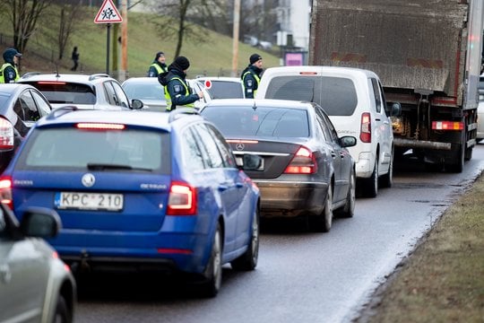  Vilniuje, Laisvės prospekte ir kitose vietose šeštadienį nuo pietų ik vakaro buvo surengti masiniai policijos reidai, kurių metu buvo tikrinamas vairuotojų blaivumas, nustatinėjama, ar jie nepadarė kitų pažeidimų (nuotr. reido momentas). 