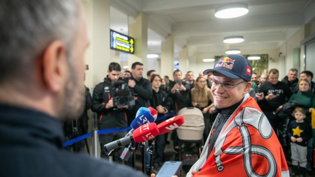 Vilniaus oro uoste – plojimai ir gausus gerbėjų būrys: sutiktas iš Dakaro grįžęs R. Baciuška