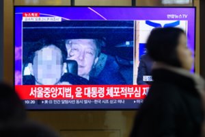 Pietų Korėjos prezidentas nufotografuotas, patikrintas ir patalpintas į kalėjimo kamerą