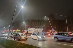 Vilniuje šiukšliavežei nutraukus elektros laidus, į juos įsipainiojo ir autobusas, medikų bei kiti automobiliai