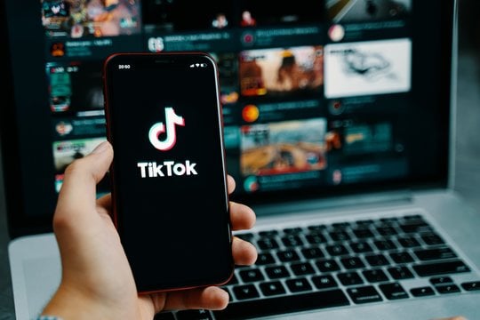 D. Trumpas leistų „TikTok“ tęsti veiklą, tačiau yra vienas „bet“