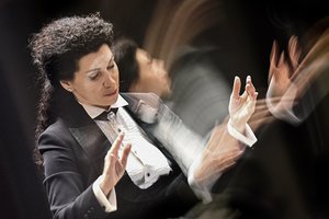 Filharmonijos publikai ukrainiečių dirigentė Oksana Madarash pasiūlė programą nuo Mozarto epochos iki XXI amžiaus