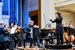 Filharmonijos publikai ukrainiečių dirigentė Oksana Madarash pasiūlė programą nuo Mozarto epochos ir XXI amžiaus