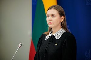 Kariuomenėje taikant skirtingus išvaizdos reikalavimus – D. Šakalienės pareiškimas: skirtingas plaukų ar nagų ilgis neturėtų trukdyti mūšio lauke