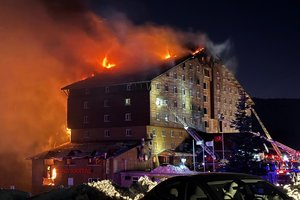 Košmaras Turkijos slidinėjimo kurorte: viešbutyje sudegė mažiausiai 66 žmonės