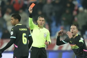 Beprotiškas Čempionų lygos vakaras: keturios raudonos kortelės ir neįtikėtinas „Barcelona“ išsigelbėjimas