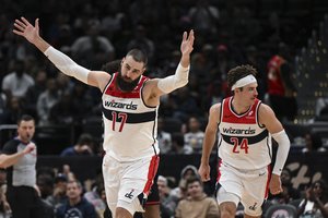 „Lakers“ pratęsė J. Valančiūno ir „Wizards“ agoniją NBA – L. Jamesas įspūdingai įkrovė kamuolį per lietuvį