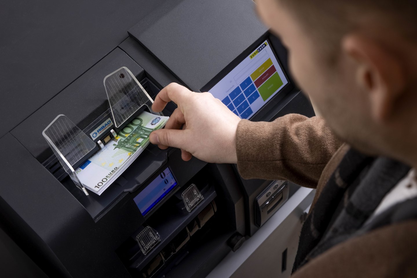 Dažna įmonė, užtikrinanti apyvartą grynaisiais, ilgainiui susiduria su rūpesčiais juos savarankiškai inkasuojant.