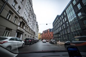 Latvijos parlamentaras ragina įvesti taksistams ukrainiečiams reikalavimą mokėti valstybinę kalbą