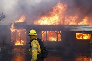 Košmaras prasidėjo iš naujo – į šiaurę nuo Los Andželo sparčiai plinta naujas gaisras: daugybei žmonių liepta evakuotis