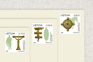 Pirmieji 2025 metų pašto ženklai – su žemaitiškomis segėmis ir kamanų apkalais