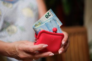 Taikosi į sukauptas pensijas ir gyventojų indėlius – pinigų krašto gynybai krapšto iš gyventojų kišenių