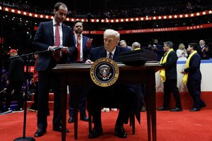 Belaukiant D. Trumpo veiksmų prieš migrantus – Meksikos manevras: stato priėmimo ir pagalbos centrus