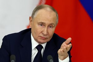 Šaltiniai atskleidė vis didėjantį V. Putino nerimą: pratrūko uždarame susitikime