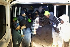 Sausakimšuose mikroautobusuose būrį nelegalių migrantų gabenę užsieniečiai stos prieš teismą