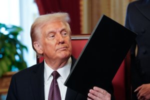 D. Trumpas Davose: gaminkite savo produktus Amerikoje arba mokėkite muitus