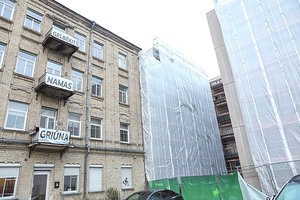 Gelbėkit, namas griūna: vilniečių daugiabučio sienos skilinėja, grindys deformuojasi – niekam nerūpi