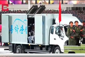 Šiaurės Korėja Rusijai perdavė keistai užmaskuotą karinę techniką