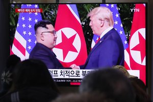 D. Trumpas pasakė vėl mėginsiąs užmegzti ryšius su Kim Jong Unu