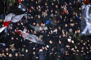 „Ajax“ aistruoliai sukėlė neramumus prie Laisvės paminklo Rygoje