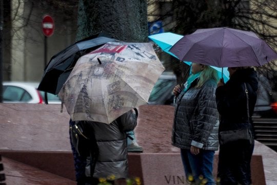 Nors bus šilta, vyraus niūri ir drėgni orai: ateinančią savaitę laukia pokyčiai