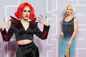 Ant raudonojo M.A.M.A. kilimo sužibo ekstravagantiškosios „Drag“ karalienės: „Reikia griauti sistemą“