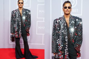 Raudonam kilimui Lukas Gricius buvo sumanus: prikėlė savo turimus drabužius antram gyvenimui