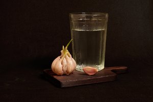 Pašildykite česnaką vandenyje ir išgerkite prieš naktį: ryte rezultatai jus nustebins!