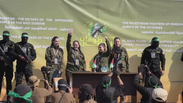 Artimųjų ašaros ir iškilminga ceremonija Gazos Ruože: „Hamas“ paleidžia keturias įkaites izraelietes