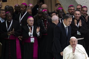 Panamos prezidentas padovanojo popiežiui albumų su Panamos kanalo nuotraukomis