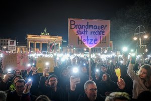 Vokietijoje – tūkstantiniai mitingai prieš kraštutinius dešiniuosius, E. Muskui reiškiant palaikymą AfD