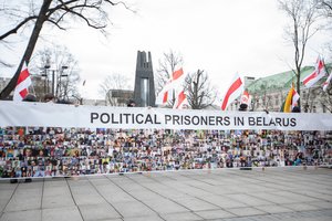 V. Kudirkos aikštėje baltarusiai reikalauja demokratinių rinkimų: plakatus su A. Lukašenkos veidu pasiuntė į smulkintuvą