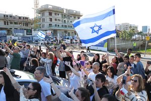 Pirmosios trys išlaisvintos izraelietės įkaitės išleistos iš ligoninės