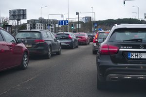 Kodėl svarbu sankryžoje automobilio ratus laikyti tiesiai: ne visi žino