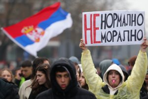 Protestuojantys studentai Serbijos sostinėje blokuoja pagrindinę eismo sankryžą