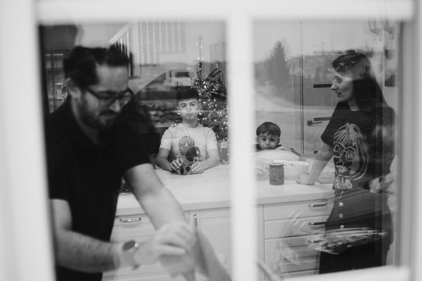 Fotografijos pasakoja apie kasdienybę šeimose, kurios imasi globoti vaikus.<br> A.Morozovo nuotr.