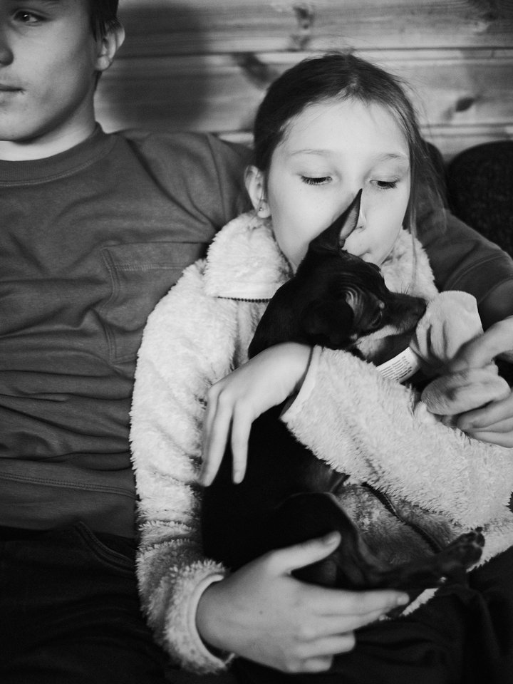 Fotografijos pasakoja apie kasdienybę šeimose, kurios imasi globoti vaikus.<br> A.Morozovo nuotr.