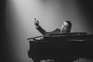 Nickas Cave’as surengs solinį koncertą Latvijoje