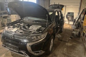 Pasieniečiai su įkalčiais sučiupo tris kauniečius, ardžiusius pernai Norvegijoje vogtą visureigį