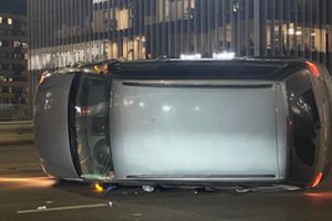 Vilniuje susidūrė „Opel“ ir „Volkswagen Touran“ – pastarasis po smūgio apvirto ant šono