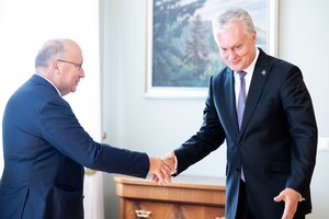 G. Nausėda sako, kad išlaidos gynybai bus didinamos pasitelkiant mišrų modelį: prireiks ir A. Kubiliaus pastangų