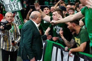 Bauda jau sumokėta: Kauno merui vidurinį pirštą parodęs „Žalgirio“ sirgalius nepurkštavo dėl kuklios nuobaudos