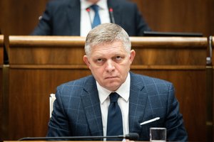 Iš politinę krizę ignoruojančio R. Fico – dar vienas smūgis: užsimojo keisti Konstituciją