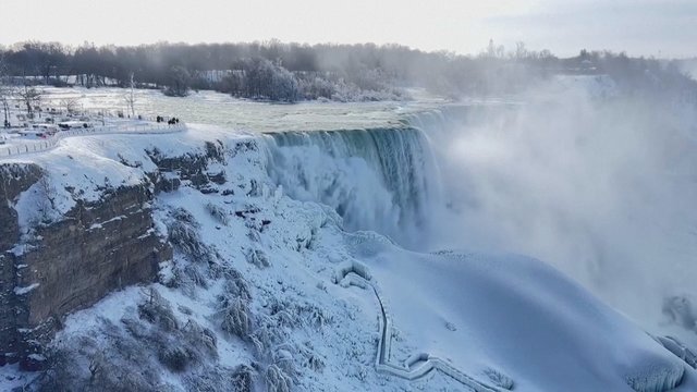 Užfiksuotas įspūdingas reginys: Niagaros krioklį uždengė sniego ir ledo sluoksnis