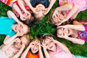 Dirbtinis intelektas, rūpestis sveikata ir hibridinė realybė: kas keis vaikų pasaulį 2025 m.?