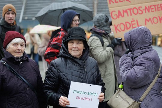 Europos aikštėje šalia Vilniaus miesto savivaldybės trečiadienį rinkosi apie šimtą protestuotojų.